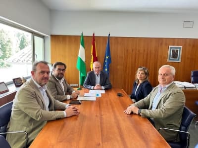 El alcalde de Tomares y el delegado de Economía visitan el CADE del municipio