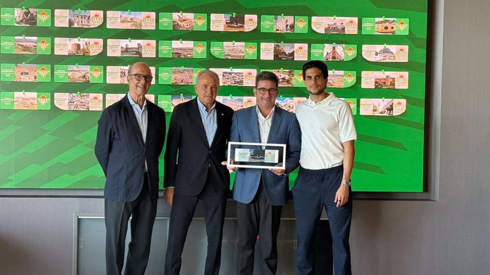 Palomares del Río recibe un brazalete del Real Betis en homenaje al municipio