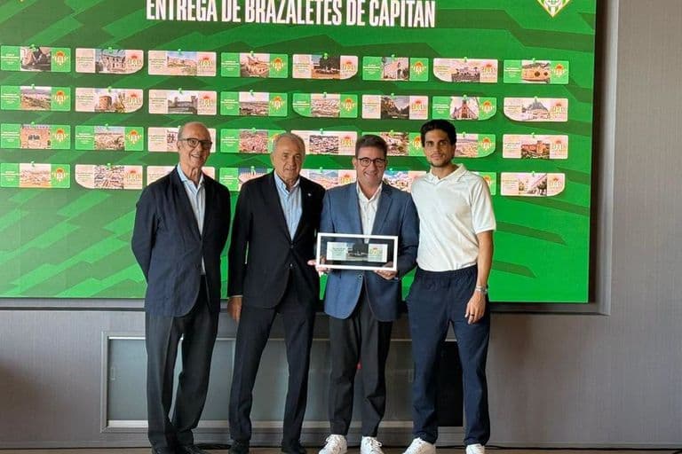 Palomares del Río recibe un brazalete del Real Betis en homenaje al municipio