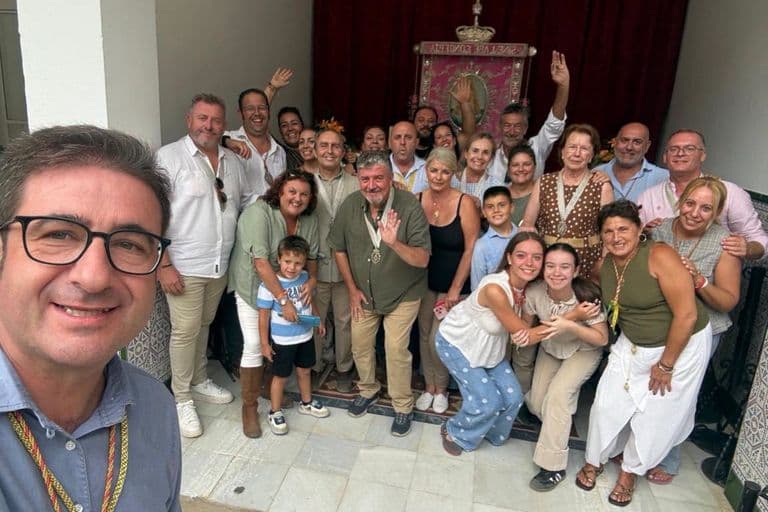 Palomares del Río peregrina a Almonte en una jornada de tradición y convivencia