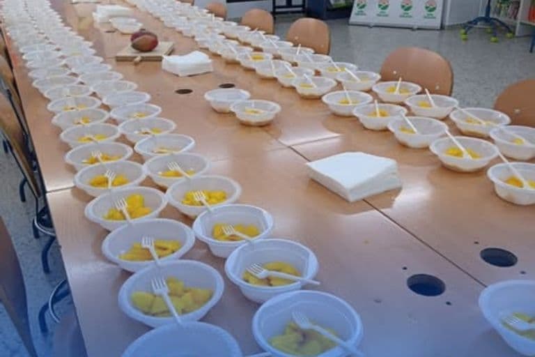 Más de 200 alumnos del CEIP Antonio Machado disfrutan desayuno saludable con mango