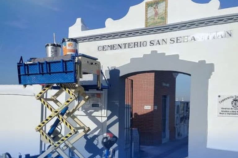 El cementerio de La Puebla del Río se pone a punto con pintura, limpieza y poda
