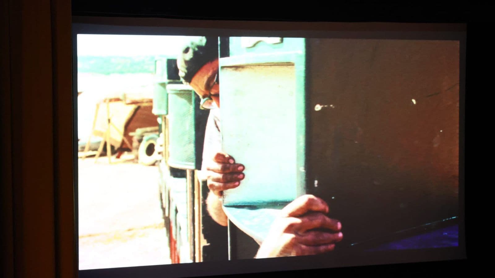 Palomares del Río proyecta 'Sirât. Trance en el desierto' en su teatro