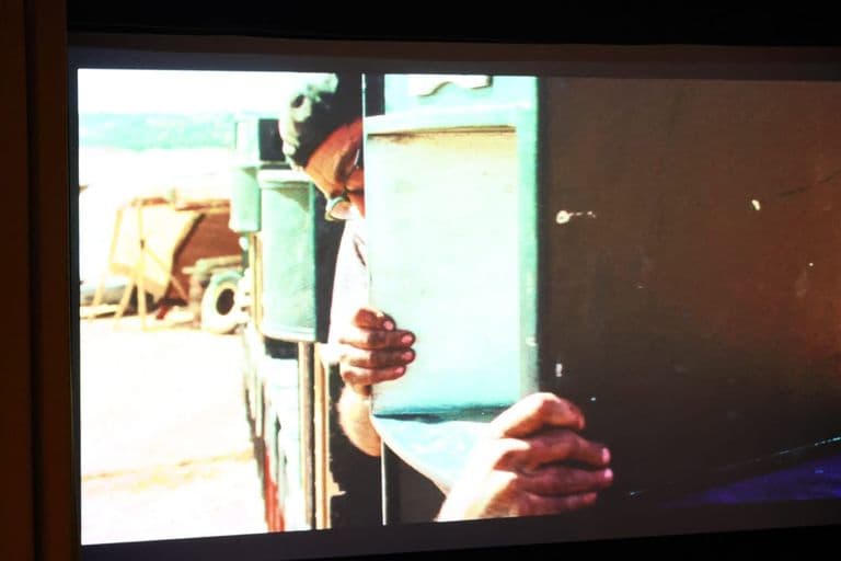 Palomares del Río proyecta 'Sirât. Trance en el desierto' en su teatro