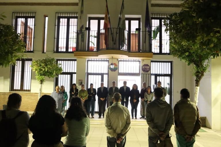 Palomares del Río rinde homenaje a las víctimas del accidente de tren en Toledo
