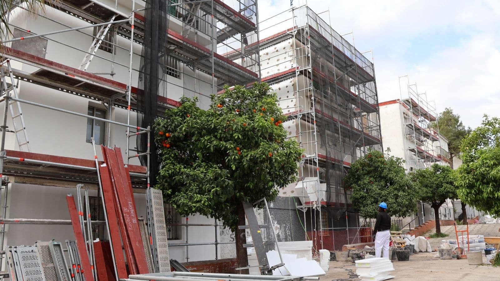 Alcaldesa y delegado de Fomento verifican avances en la rehabilitación del barrio