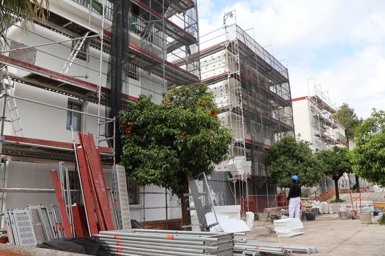 Alcaldesa y delegado de Fomento verifican avances en la rehabilitación del barrio