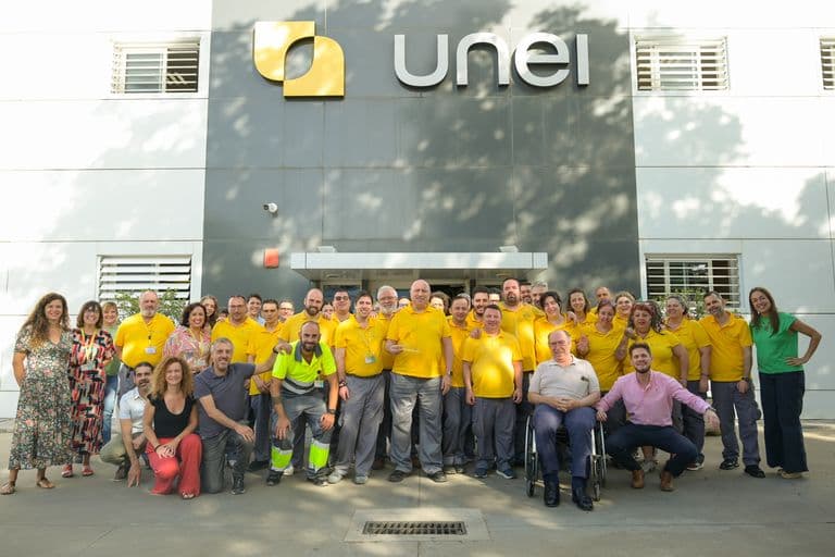 Sanlúcar la Mayor crea diez puestos de media jornada en la limpieza de colegios y el