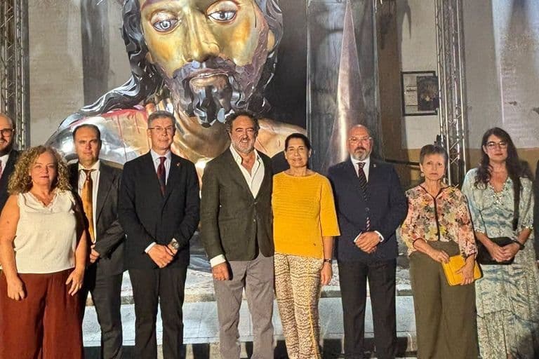 Valencina inaugura el monumento al Cristo de Torrijos ante una plaza llena