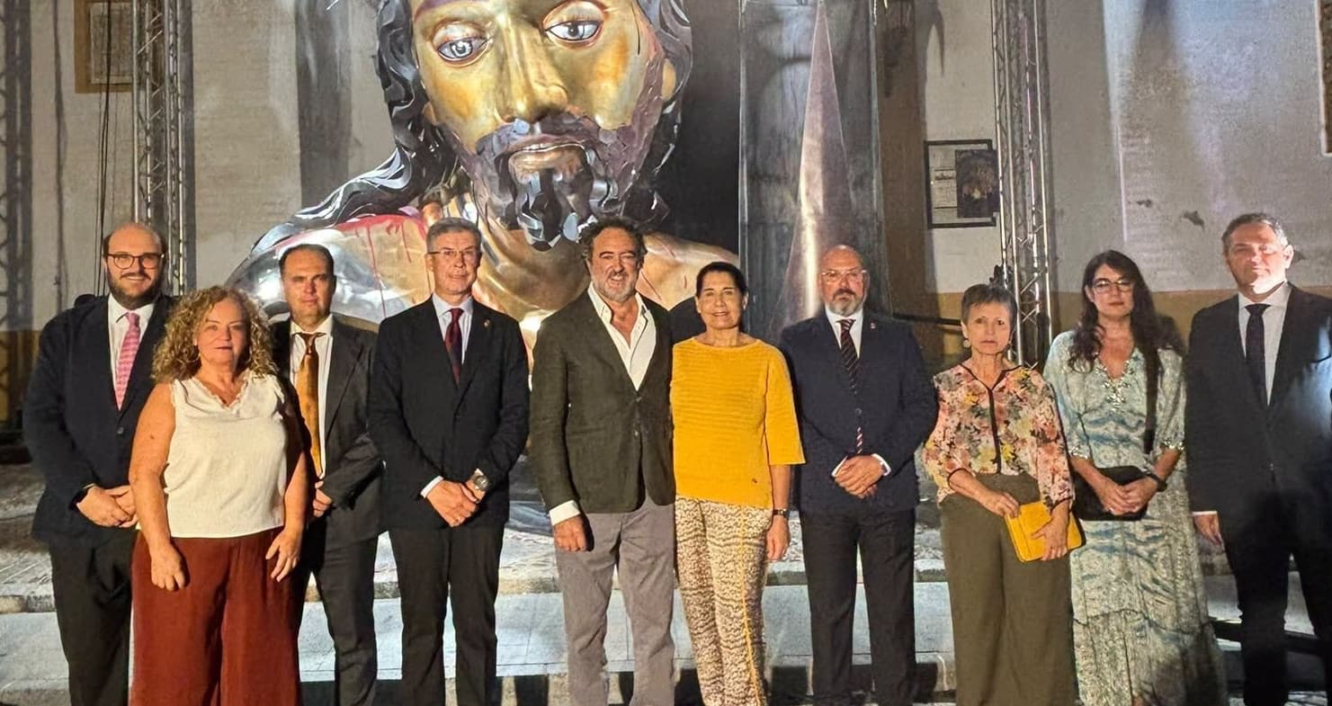 Valencina inaugura el monumento al Cristo de Torrijos ante una plaza llena