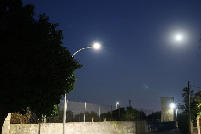 Espartinas mejora la iluminación viaria en la urbanización Jardín II
