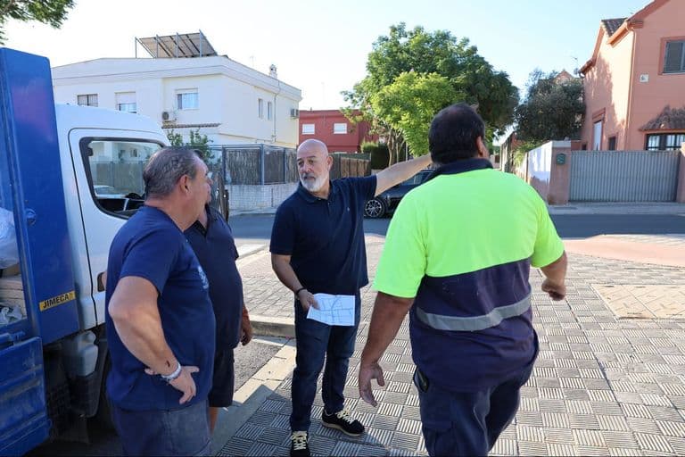 Espartinas coloca 300 papeleras y bancos nuevos en el mobiliario urbano
