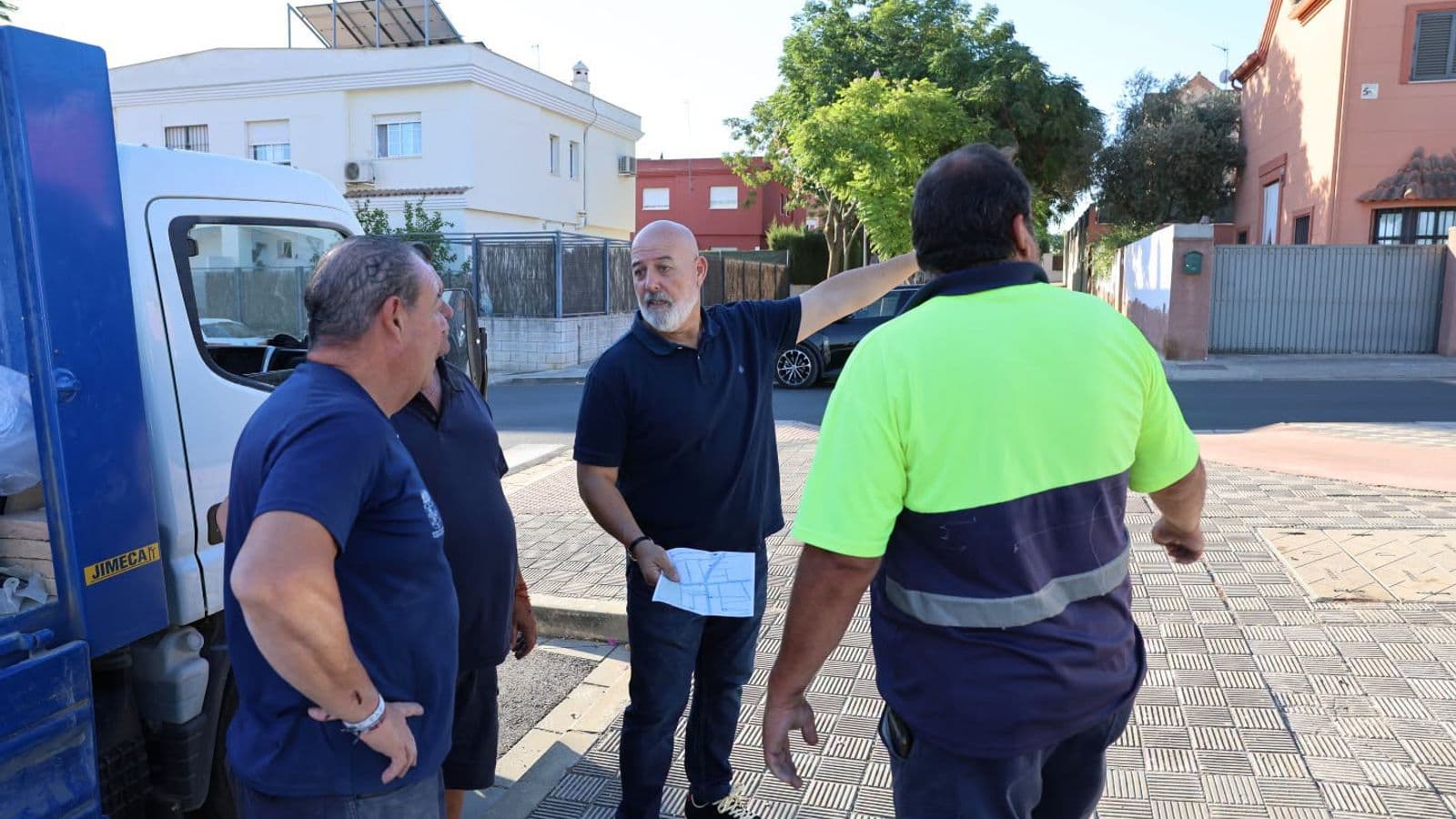 Espartinas coloca 300 papeleras y bancos nuevos en el mobiliario urbano